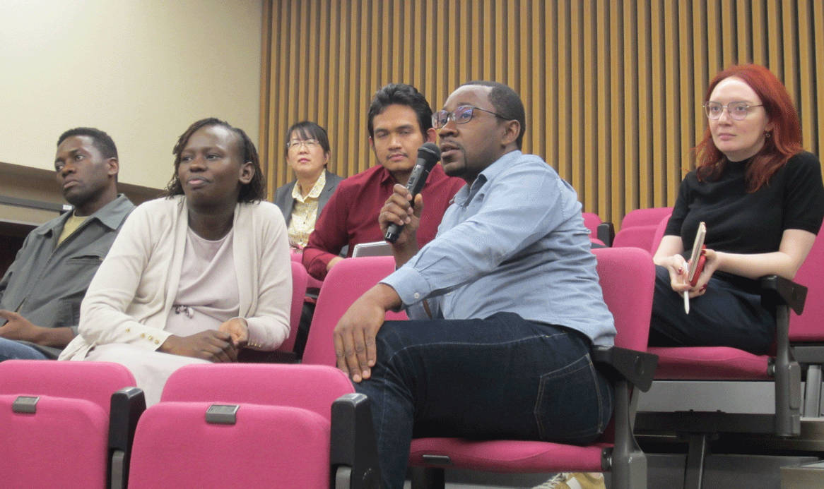 Discussion by participants during first special lecture