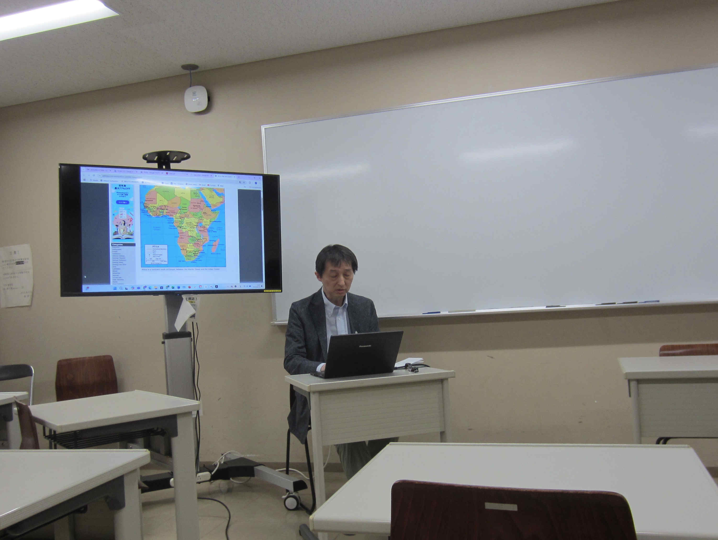 Prof. Shinichi Takeuchi facilitating discussion